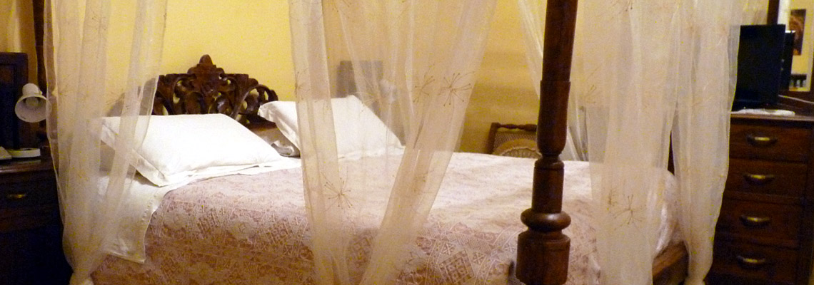 Cavallo Bianco Dronero Albergo Ristorante Pizzeria - letto con baldacchino