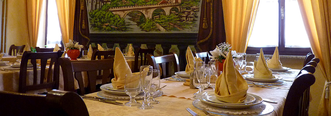 Cavallo Bianco Dronero Albergo Ristorante Pizzeria - tavolo imbandito